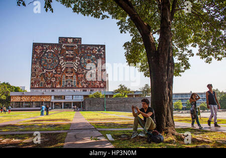 `Representación histórica de la cultura´, Wandgemälde von Juan O'Gorman an der Fassade der Bibliothek, Nationale Autonome Universität von Mexiko (UNAM) Stockfoto